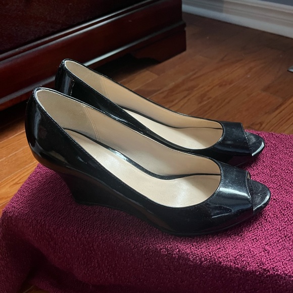 Black patent leather peep toe shoes, size 7.5 - Picture 3 of 5